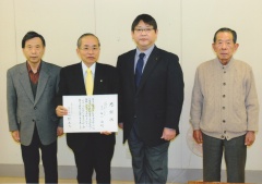 左より横井監事、石川理事長、小野町長、竹内理事